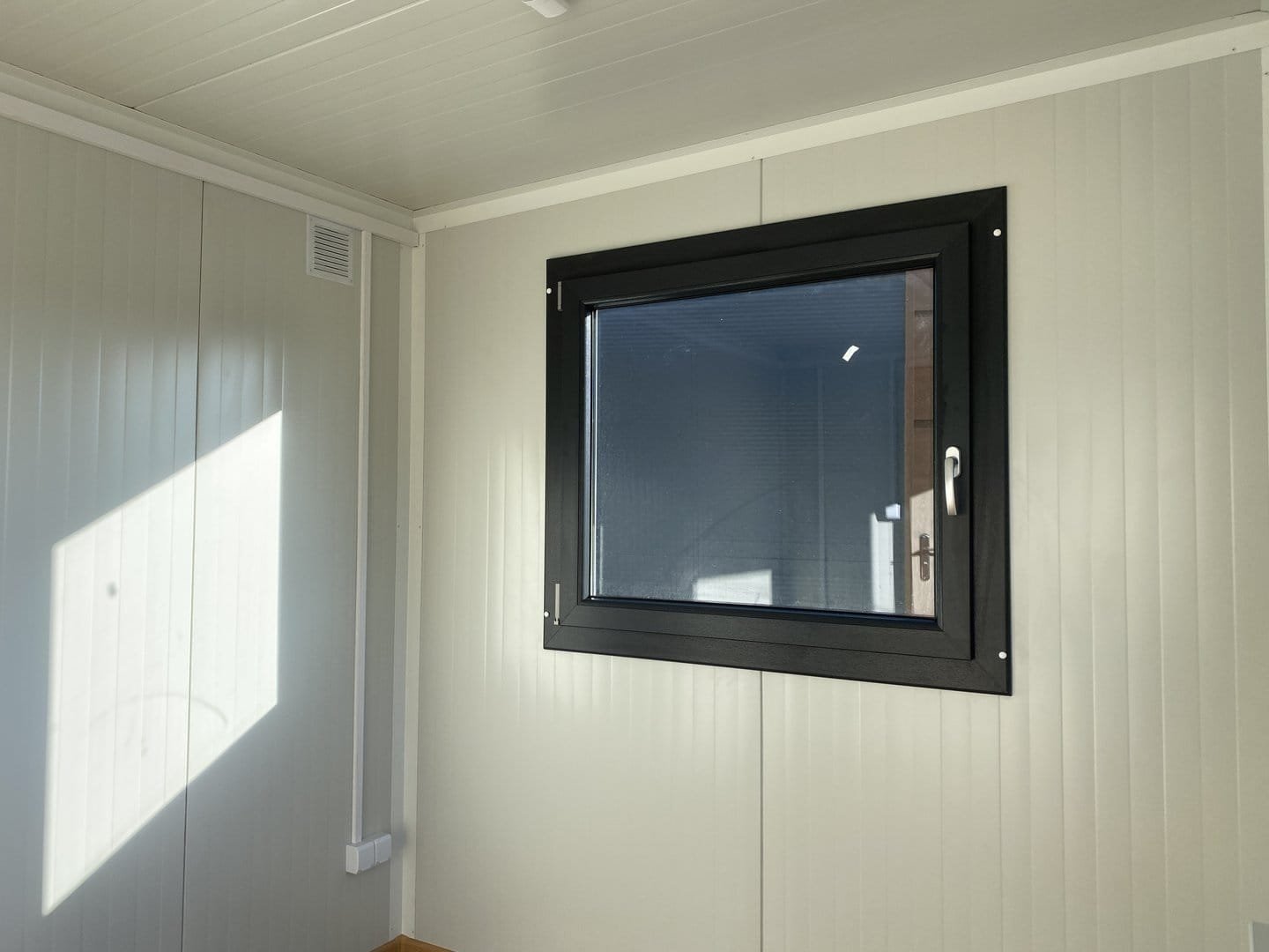 Container Oficina 5m x 2,4m con Baño y Ducha – Módulo Equipado Usado - Imagen 3