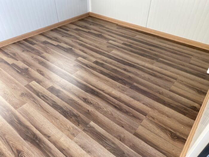 Container Oficina 5m x 2,4m con Baño y Ducha – Módulo Equipado Usado - Imagen 4