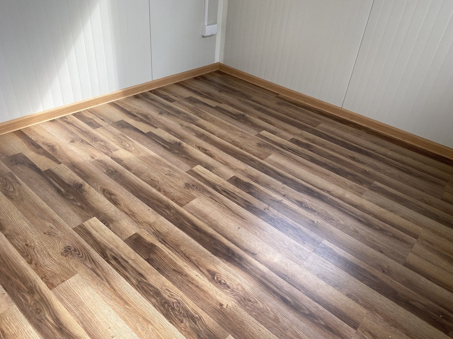 Container Oficina 5m x 2,4m con Baño y Ducha – Módulo Equipado Usado - Imagen 2