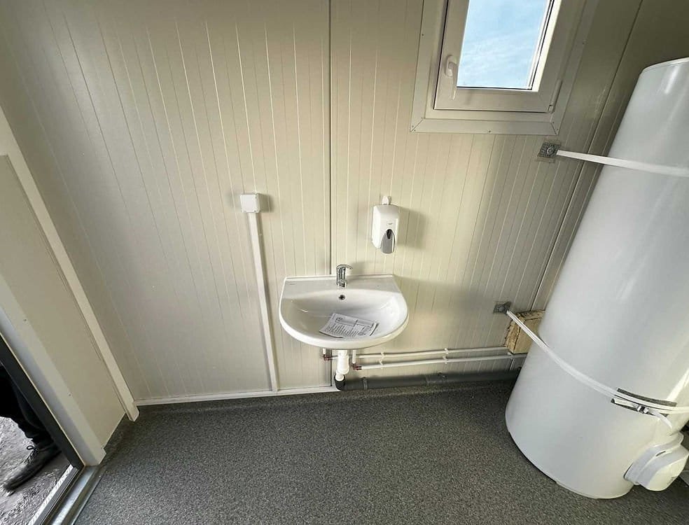 Container Sanitario 6m x 2,4m – 6 Duchas, 2 Lavabos y Termo 300L - Imagen 3