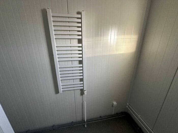 Container Sanitario 6m x 2,4m – 6 Duchas, 2 Lavabos y Termo 300L - Imagen 2