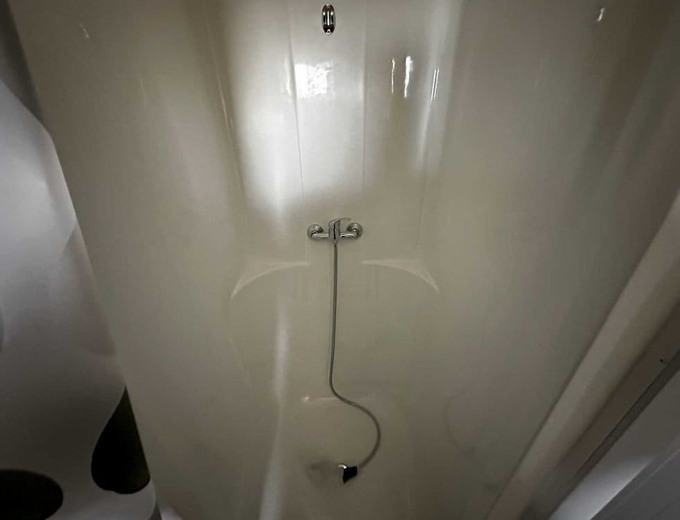 Container Sanitario 6m x 2,4m – 6 Duchas, 2 Lavabos y Termo 300L - Imagen 6